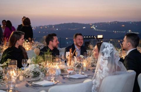 الأمير الحسين والأميرة رجوة يحضران حفل زفاف