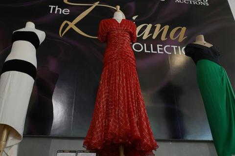 طرح فستان تاريخي لـ الأميرة ديانا للبيع في المزاد 