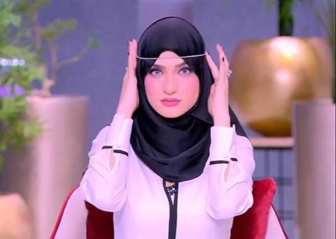 بعد طريقة لف الحجاب .. هل تحاول ياسمين عز تقليد